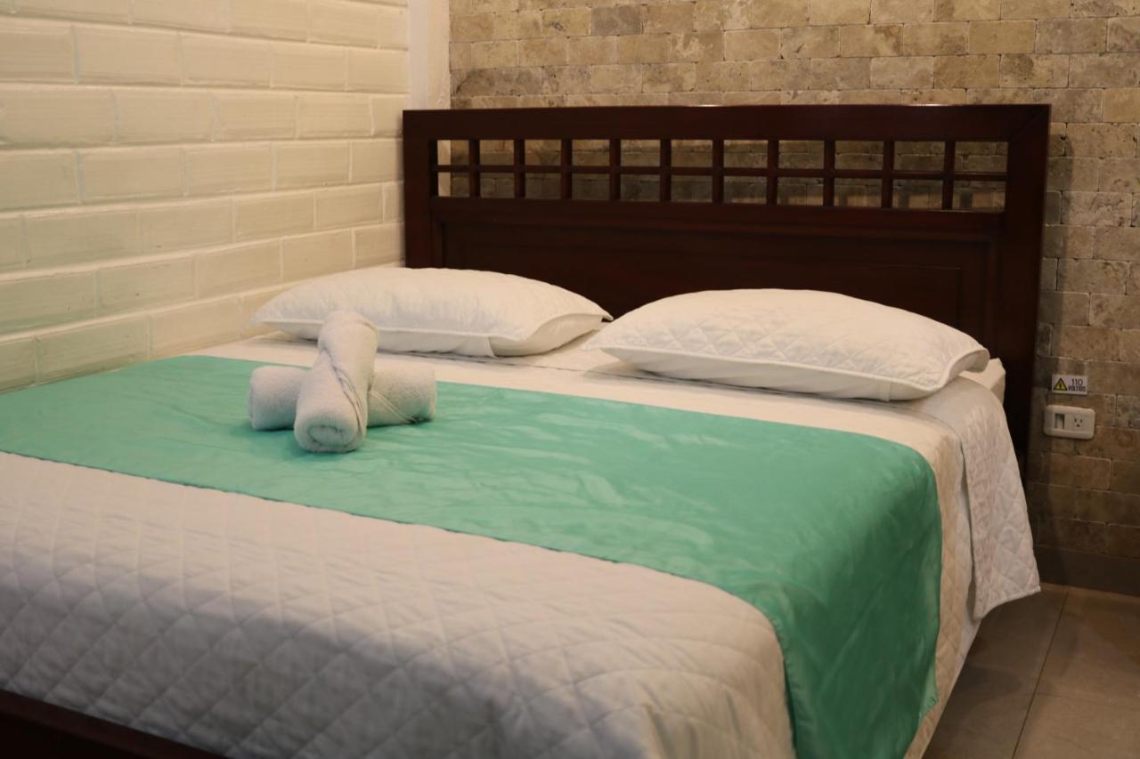 באניוס Hostal Kamelot מראה חיצוני תמונה